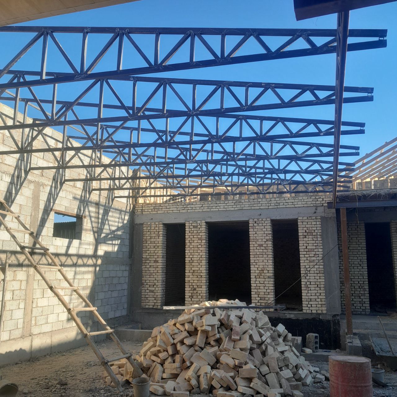 Metal roof frame for construction